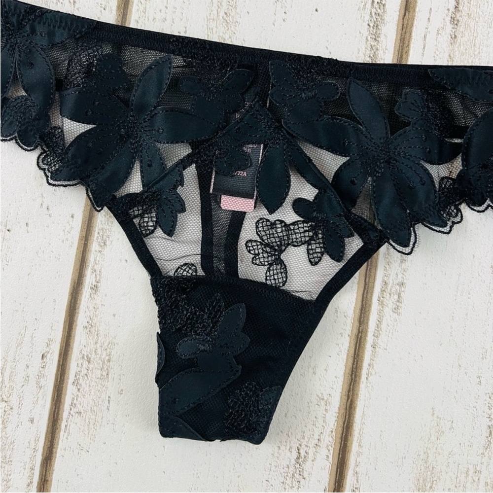 Victoria’s Secret Very Sexy Embroidered Flower Thong Medium - Picture 5 of 9